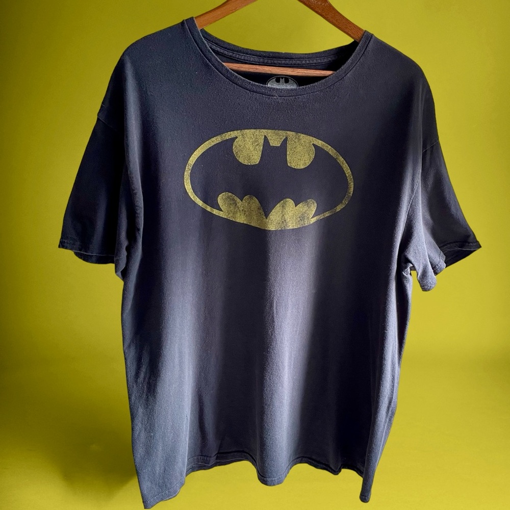 Batman Black DC Comics Short Sleeve Tshirt. Yellow Retro Batman Logo. XXL